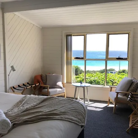 Binalong Beach Cottage Beachfront At Bay Of Fires Next To Restaurant Binalong Bay Exterior photo