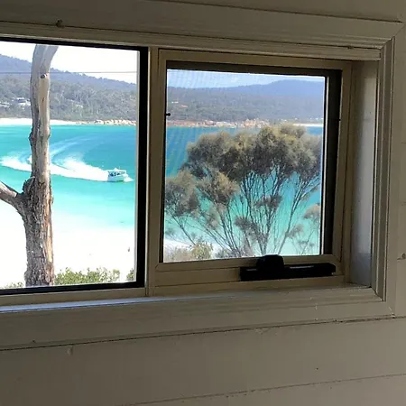 Binalong Beach Cottage Beachfront At Bay Of Fires Next To Restaurant Binalong Bay Exterior photo