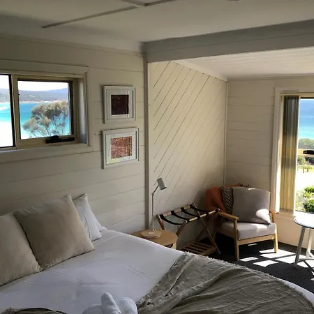 Binalong Beach Cottage Beachfront At Bay Of Fires Next To Restaurant Binalong Bay Exterior photo