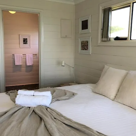 Binalong Beach Cottage Beachfront At Bay Of Fires Next To Restaurant Binalong Bay Exterior photo