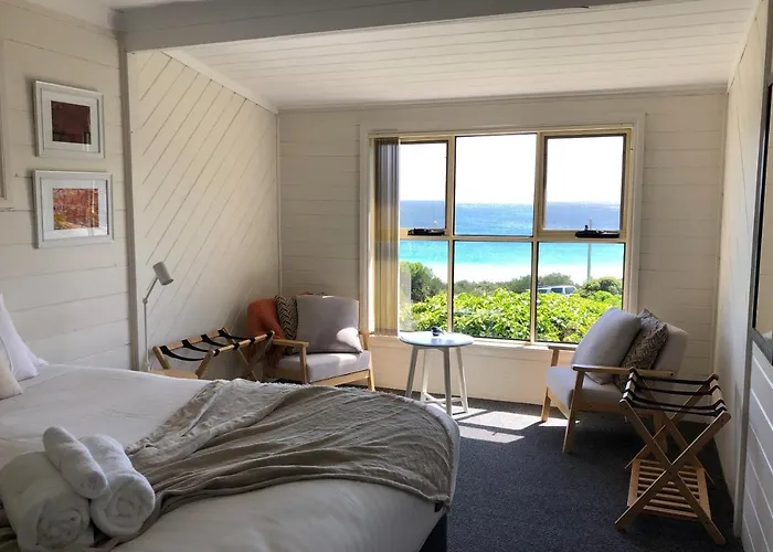 Binalong Beach Cottage Beachfront At Bay Of Fires Next To Restaurant