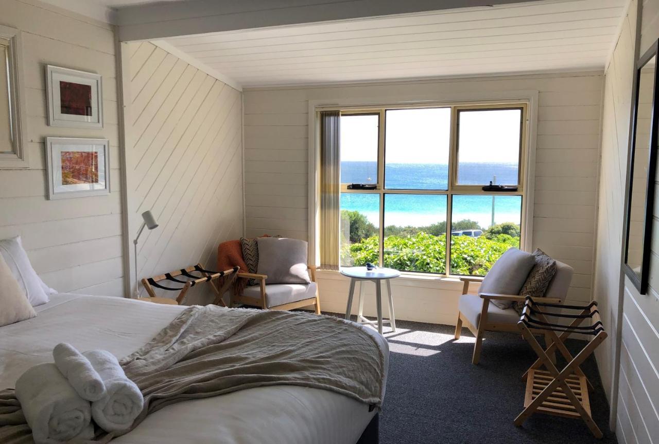 Binalong Beachfront At Bay Of Fires Next To Restaurant *