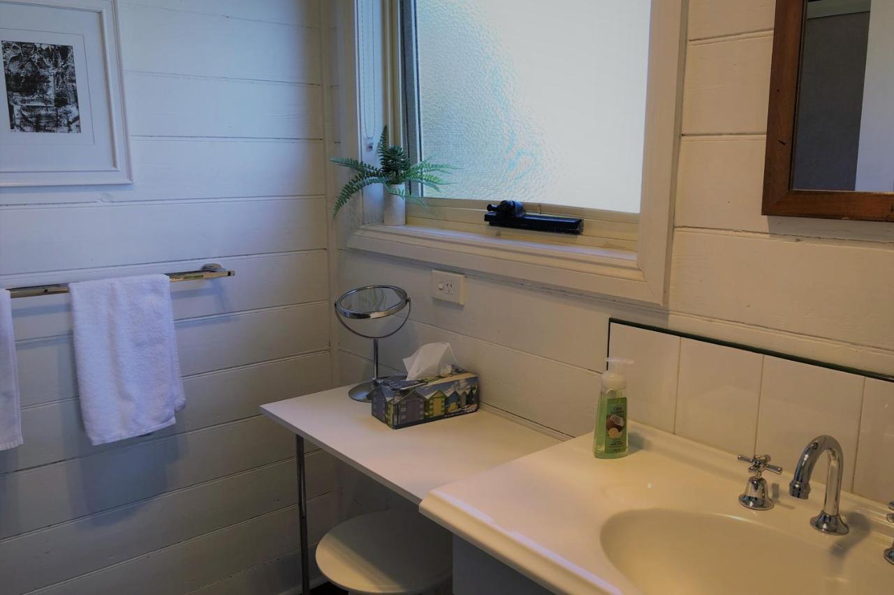 Binalong Beachfront At Bay Of Fires Next To Restaurant Holiday home *