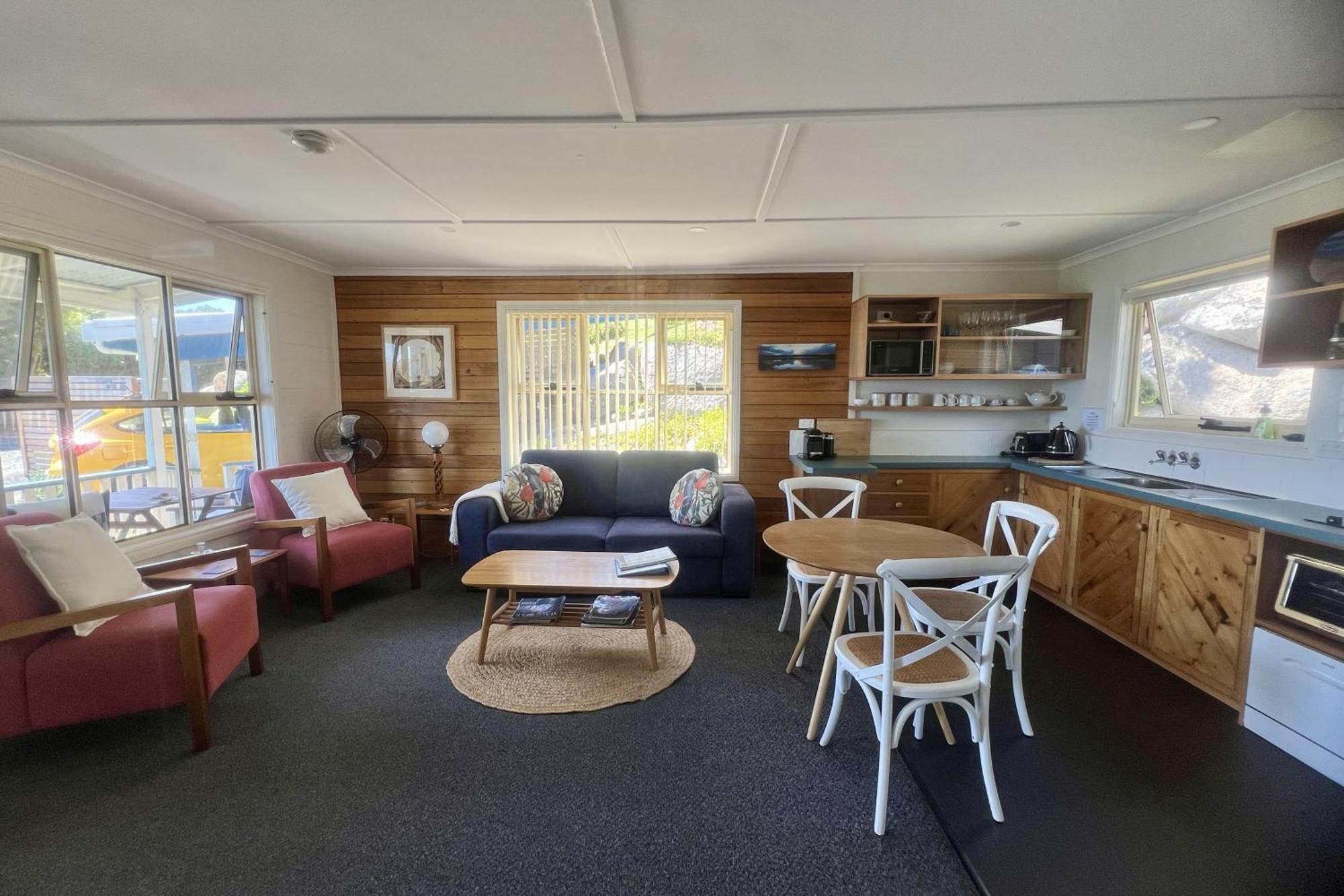 Binalong Beachfront At Bay Of Fires Next To Restaurant *