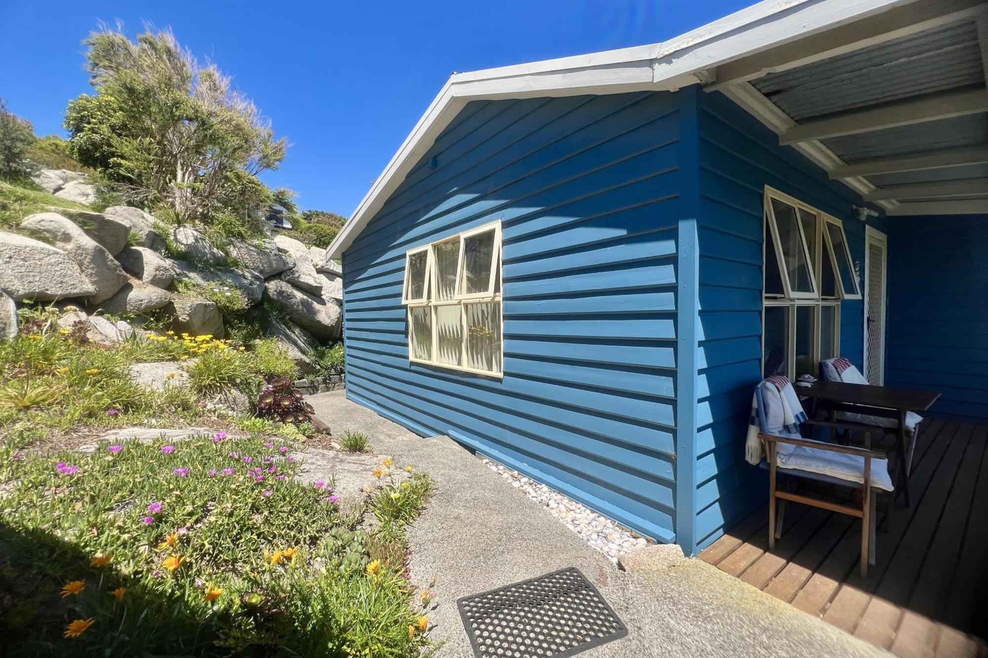 Binalong Beachfront At Bay Of Fires Next To Restaurant