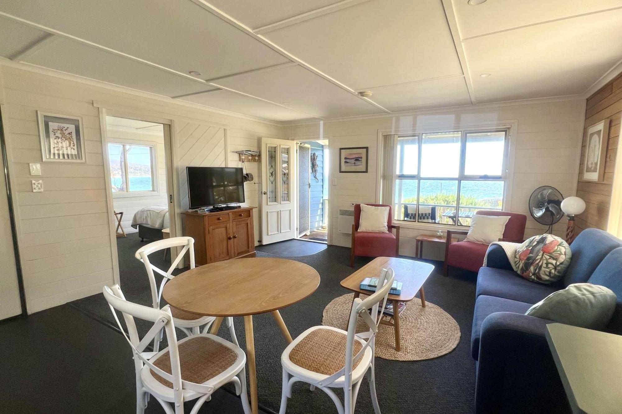 Binalong Beachfront At Bay Of Fires Next To Restaurant Holiday home *